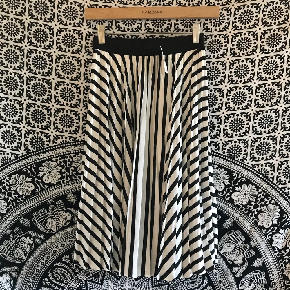 NWT Black and white pleated midi skirt by Express